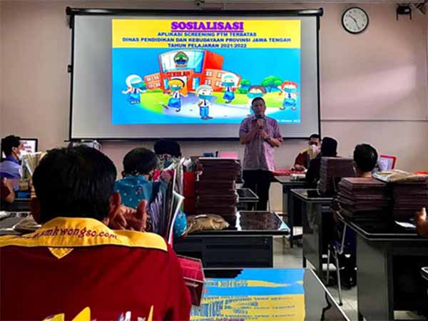 PELAKSANAAN PTM TERBATAS, SMK WONGSOREJO GOMBONG GELAR SOSISALISASI APLIKASI SCREENING